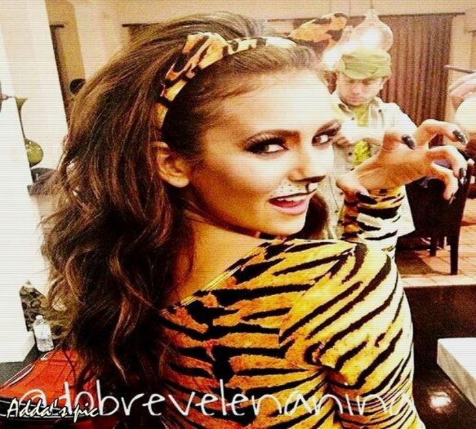 》#Se întinde pe canapea și-și urcă picioarele pe spătarul acesteia, ea stând aproape cu + - xE05xS01 haters gonna h a t e