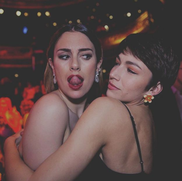 ― Aceasta era întinsă pe partea sa dreaptă în acel pat de spital, astfel că se ridică puțin - xE05xS01 haters gonna h a t e