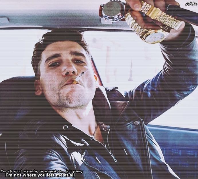 》#Se gândește un pic privind în altă parte, apoi se uită la ea zâmbind când aceasta-l + - xE05xS01 haters gonna h a t e