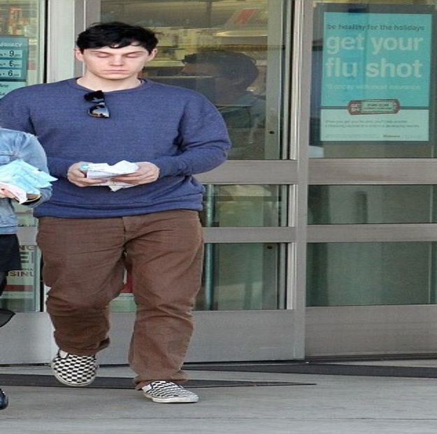 ― Privirea lui Zachary se perinda în juru-i în funcție de locul în care Katia alegea să se - xE05xS01 haters gonna h a t e