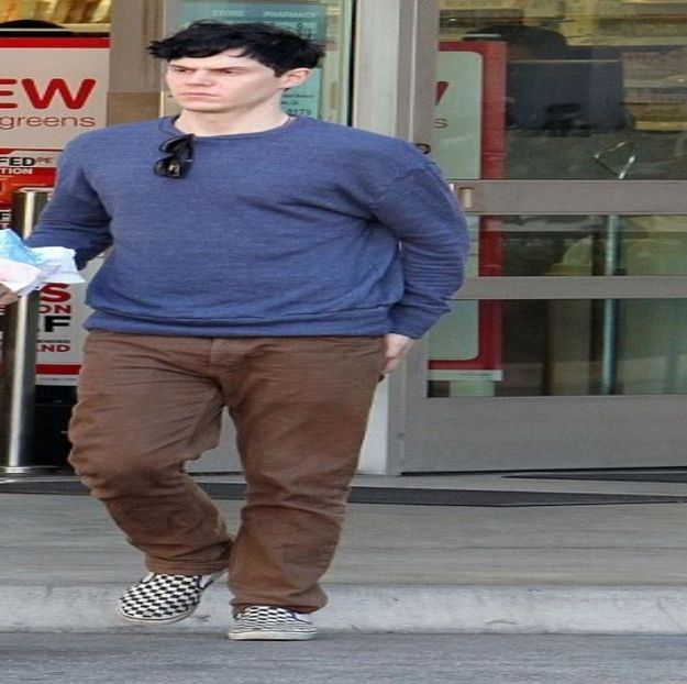 ― jumătate cu șezutul pe biroul despărțitor dintre el și ea, ducându-și brațele la piept sub - xE05xS01 haters gonna h a t e