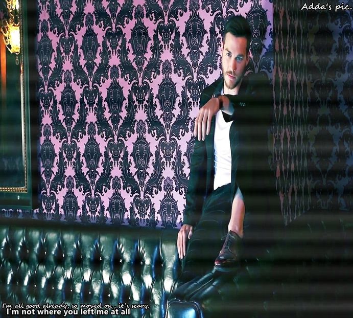 》#Își bagă telefonul la loc în sertarul noptierei și ia direct sticla de șampanie, luând o gură + - xE05xS01 haters gonna h a t e