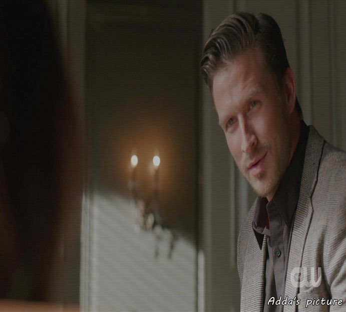 》#Odată ajuns la fața locului, Nathaniel își aranjează nasturii sacoului privind preț de + - xE05xS01 haters gonna h a t e