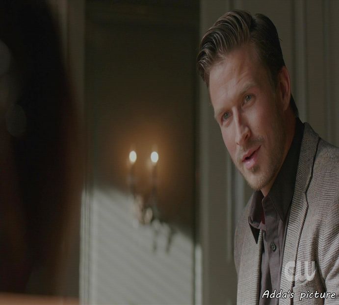 》neatenție, privind oriunde altundeva dar nu în fața lui, se lovește de Aicha. Face ochii + - xE05xS01 haters gonna h a t e