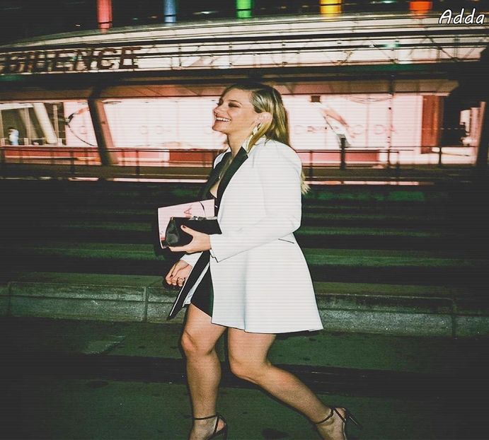 》#Își plimbă privirea pe trăsăturile lui și aceasta la rândul ei, oprindu-i-se preț de câteva + - xE05xS01 haters gonna h a t e