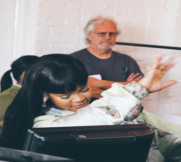 ― ei fiind fixată pe împrejurimi cu intenția de a inspecta mai bine locul. Acest calm de sine - xE05xS01 haters gonna h a t e