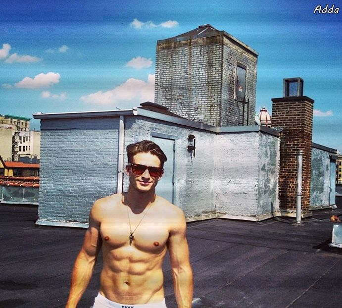 》#Rămâne blocat și râde scurt, privind în urma acesteia când pleacă înfumurată. Dă să + - xE05xS01 haters gonna h a t e