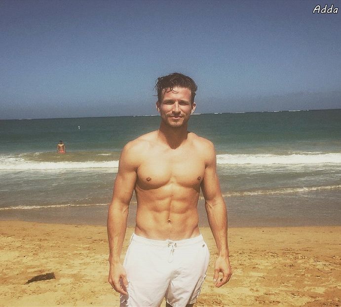 》angajată, îmi pare rău. Pare ea cam nefe așa, dar poate e doar personalitatea ei. Anyway + - xE05xS01 haters gonna h a t e