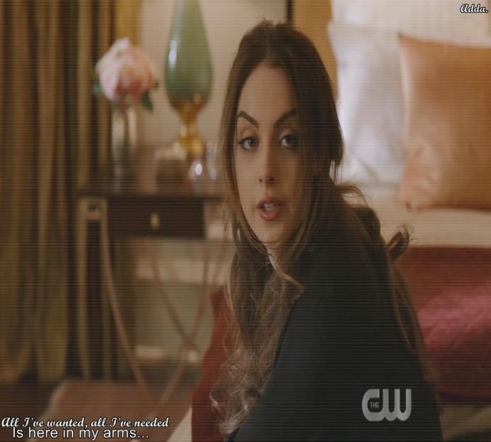 ―  către fereastra aflată la polul opus al încăperii, rezemându-se cu umărul de peretele - xE05xS01 haters gonna h a t e