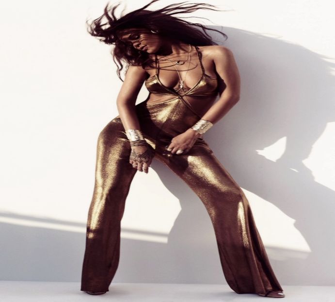 ― Ajunsă în spatele tejghelei barului Aicha își aruncă undeva peste baxurile cu băutură - xE05xS01 haters gonna h a t e