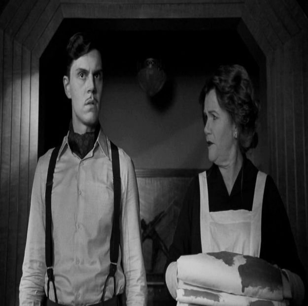 ― Privește în urma Katiei care se apropia de noua lor angajată, dar rămâne pe loc pentru - xE05xS01 haters gonna h a t e