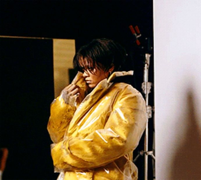 ― Îi cuprinde mâna acesteia într-o strânsoare slabă și cu un zâmbet rostește „Aicha, încân- - xE05xS01 haters gonna h a t e