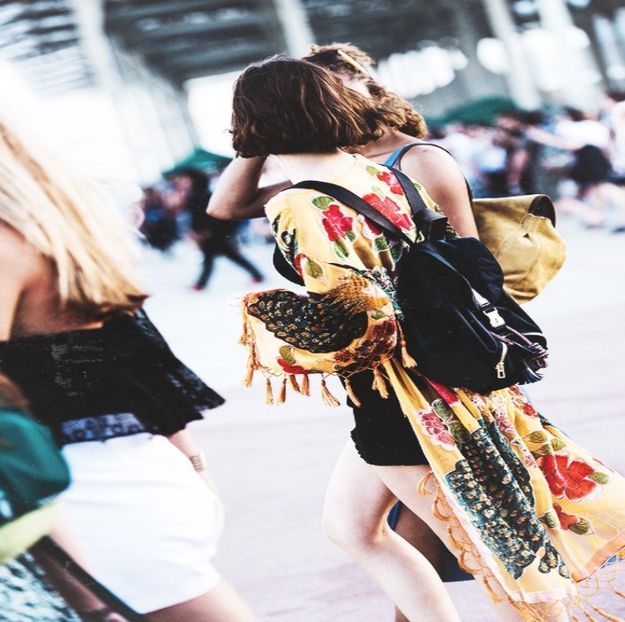 ― îi aude propunerea. „Asta e chiar o idee extraordinară, acum că e cu Damon măcar - xE05xS01 haters gonna h a t e