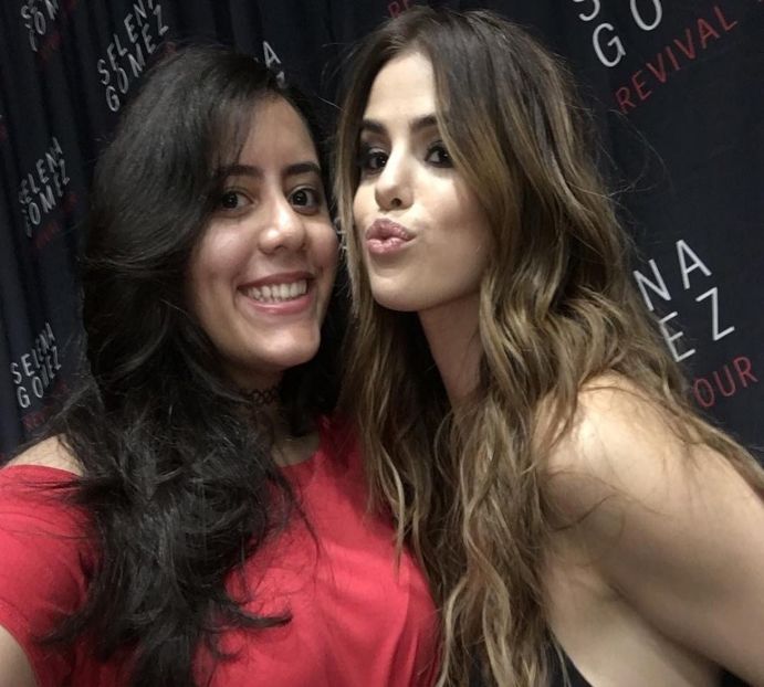 — Cu doza ei de suc în mână își reia locul anterior la masa din bucătărie, ridicându-și - xE05xS01 haters gonna h a t e