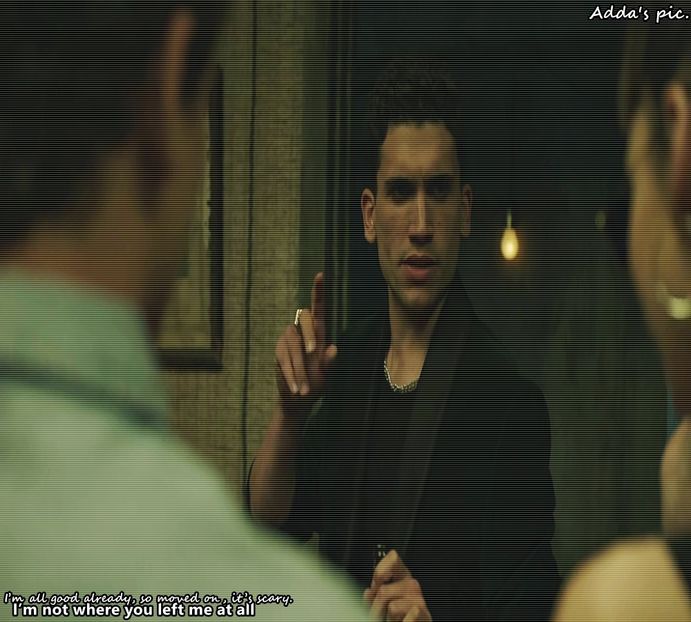 》sprânceană când îl numește pe Damon întreg la cap, și apoi râde când își dă seama că + - xE05xS01 haters gonna h a t e