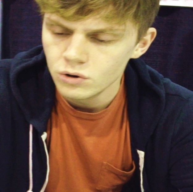 ― Își îndepărtează brațul din jurul umerilor lui Nathaniel doar pentru a și-l duce în zona - xE05xS01 haters gonna h a t e