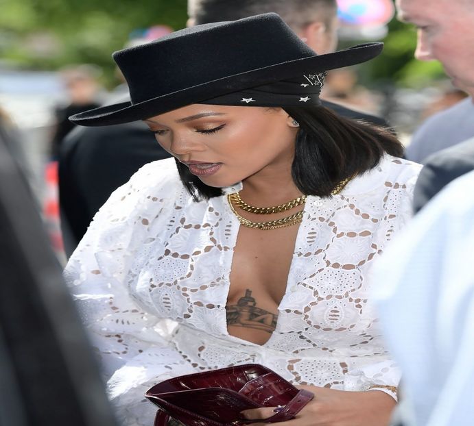 ― Își alipește degetul mijlociu celui arătător și duce vârfurile acestora în dreptul tâmplei, - xE05xS01 haters gonna h a t e