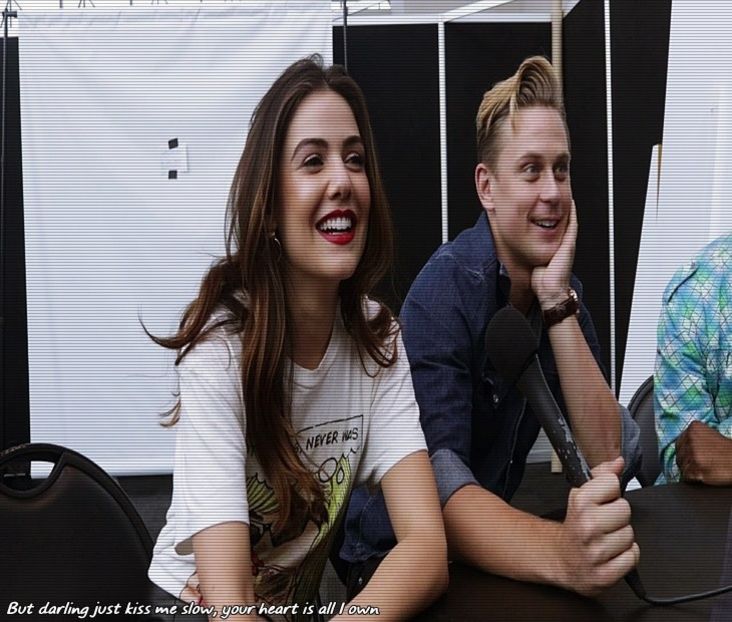 — Coboară treptele cântând. ❝Pe la 16 aaaani.. nu știaaam de faimăă sau de baaani, - eps 05x În ochi se aprind