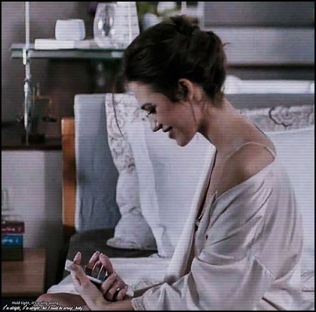 — Zâmbește când îl aude și se uită-n sus la el. ❝Mă bucur că ai spus-o.❞ - eps 05x În ochi se aprind