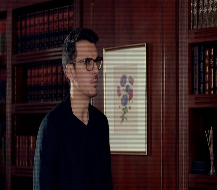 — se ferește, trece de ei ajungând în living. O privește pe draga lui fostă iubită arcuind - eps 05x În ochi se aprind