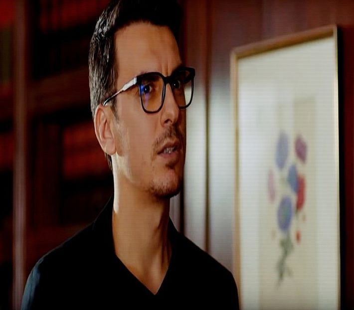 — ❝Exact.❞ Zâmbește. ❝O să-ți reproșez ori de câte ori am ocazia, my dear. Și chiar mi-aș - eps 05x În ochi se aprind