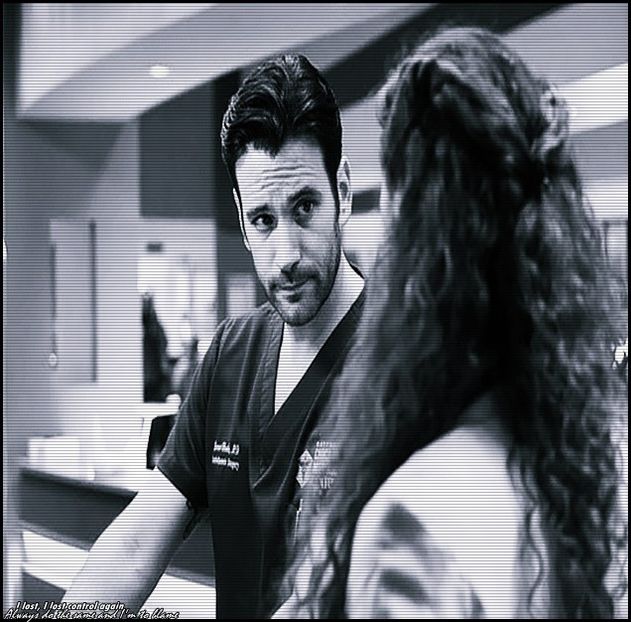 ☾ˡ̶ᵘ̶ᶰ̶ᵃ̶ᵗ̶ᶤ̶ᶜ̶  #bea din paharul lui uitându-se la toată lumea de acolo, apoi rămâne cu privirea - eps 05x În ochi se aprind