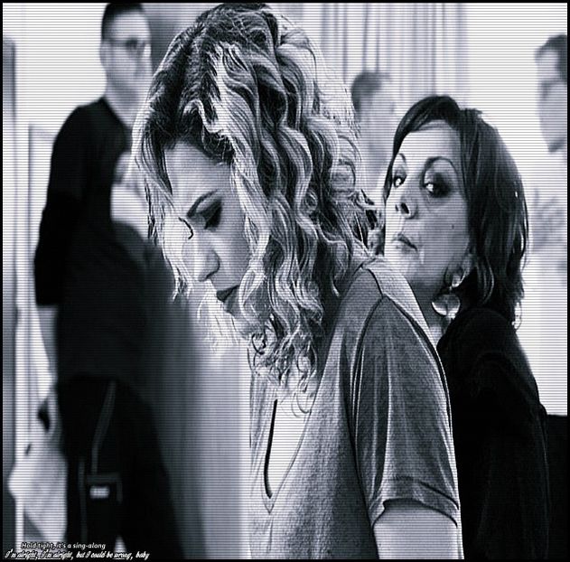 — ❝De ce sună ciudat? Poate dacă-mi spui pot explica.❞ Surâde amuzată și-l - eps 05x În ochi se aprind