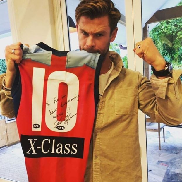 ▬غ√¡ℓ†ﻉ√٥ﺎ; Iese din camera si se intalneste pe hol cu Root oferindu-i bratul ca un gentleman ce e - eps 05x În ochi se aprind