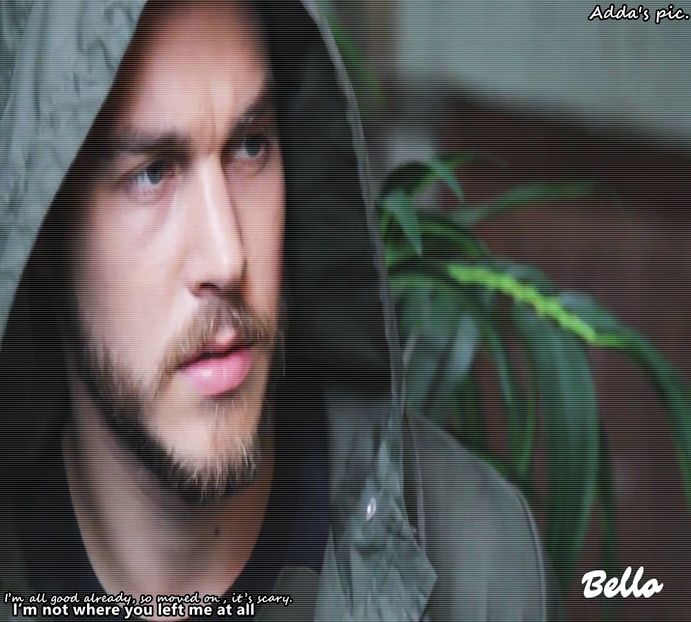 》#Intră în casă cu sacoșele pline cu sticle de vin și cozonaci, ține ușa pentru ceilalți trei + - eps 05x În ochi se aprind