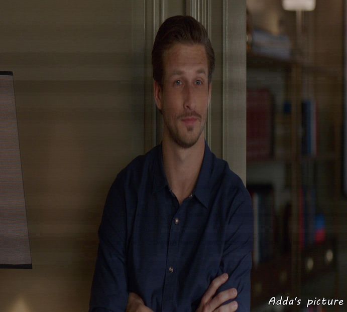 》#Intră și el după Richard, cărând alte două sacoși și nu le mai ține ușa Addei și lui Fallon. - eps 05x În ochi se aprind