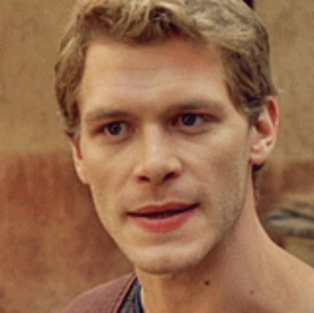 ― se înțelege faptul că își întinde picioarele pe suprafața biroului și își împreunează de- - xE06xS01 haters gonna h a t e