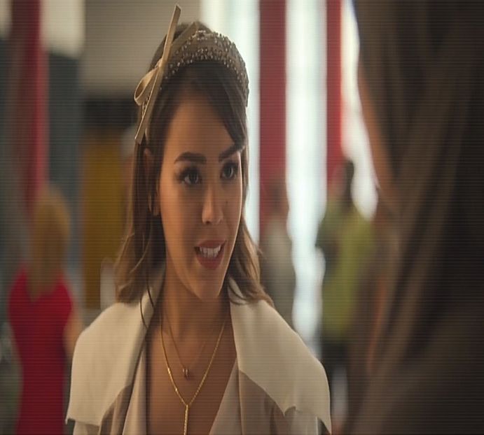 Ajungând în garajul tatălui lor, se uită amândouă la mașini. Fixează cu privirea mașina la - xE06xS01 haters gonna h a t e