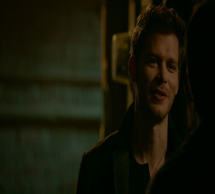 — întrezărește figura lui Kol alege să se întoarcă cu totul pe călcâie, debarasându-se scurt - here - episode 53 - done