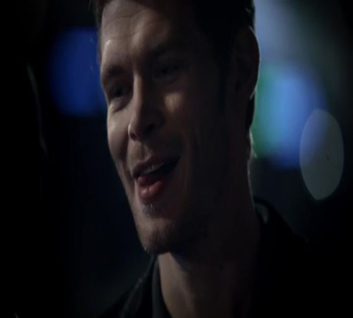 — erau așezate mai multe sticle cu alcool, dintre acelea el alegând bourbon-ul. Își toarnă - here - episode 53 - done