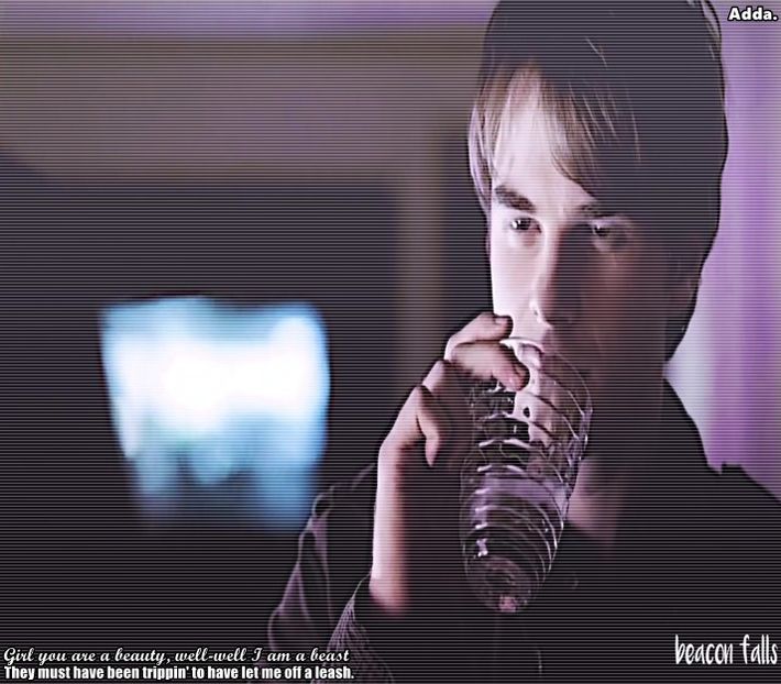 》și-și umple și el un pahar pe care-l duce apoi la gură. "Tu... mai vrei să-ți faci hibrizi sau + - here - episode 53 - done