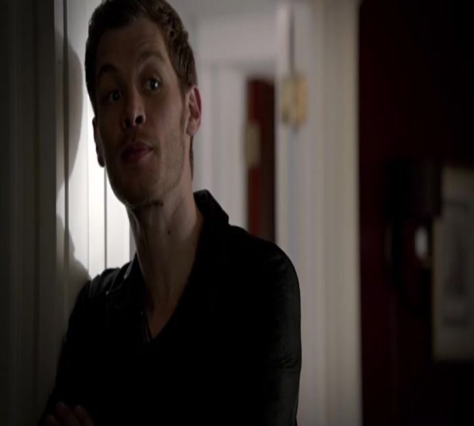 — Clipește de două ori atunci când îl aude pe Kol și ar mai fi comentat el ceva, mereu avea - here - episode 53 - done