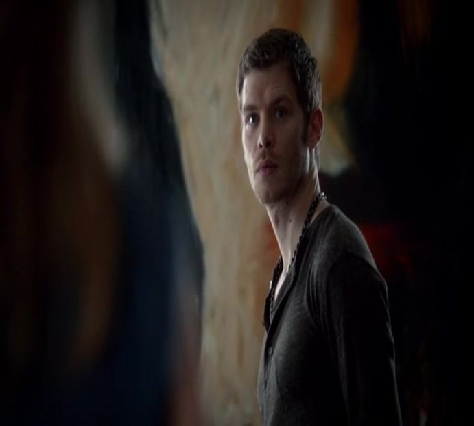 — Auzind acel zgomot iritant Klaus își dă ochii peste cap și se duce sus folosindu-se de - here - episode 53 - done