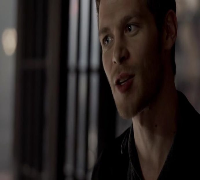 — „Plânge de pr;st ce e, d-aia plânge...” Își masează tâmplele cu vârfurile degetelor, deja - here - episode 53 - done