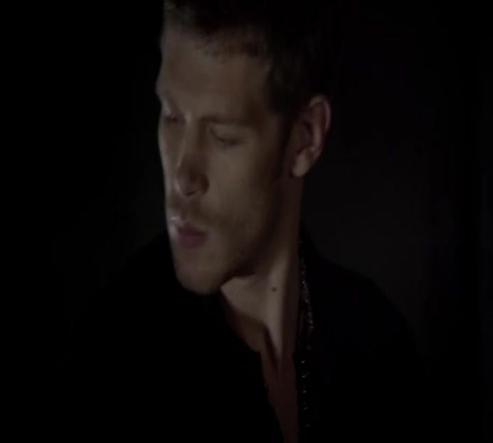 — Se trezește, dar nu se ridică încă de pe jos că îl vede pe frati-su lângă el și-l privește curios - here - episode 53 - done