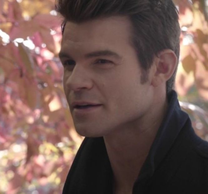 》#Coboară și el la reuniune, aranjându-și mai bine costumul pe el. Se oprește în fața + - here - episode 53 - done