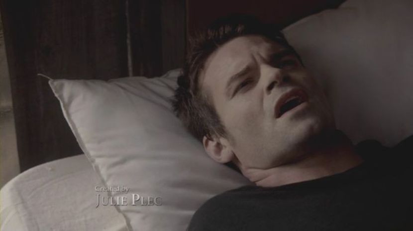 》#Abia acum o observă și el pe Elena, când era suită pe lustră, cu Felix în brațe. "Ce caută + - here - episode 53 - done