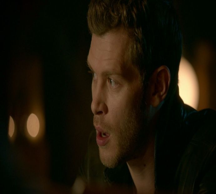 — Printr-o arcuire a ambelor sprâncene și o subtilă înclinare a capului Klaus oferă un prim - E01xS01 ends l i f e kills laughter