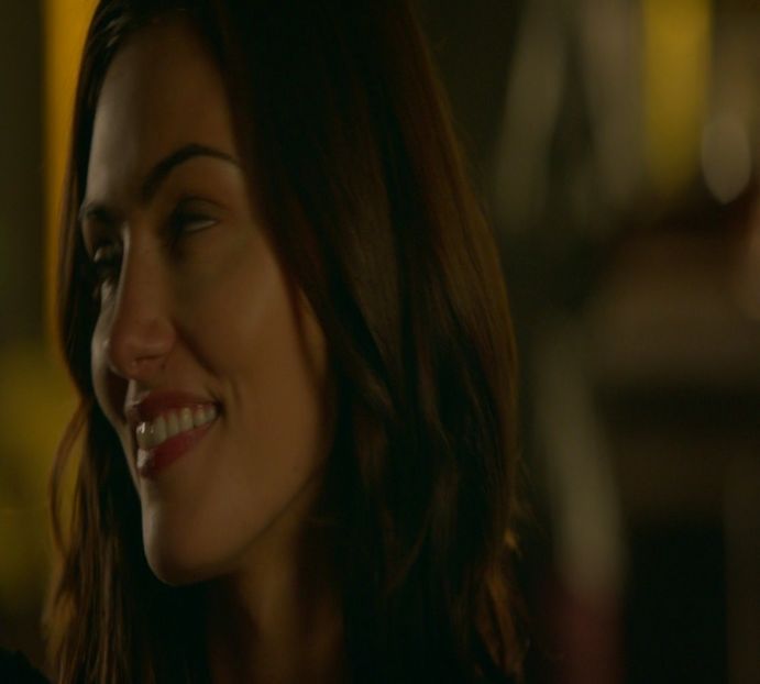 — așeze, fiind în continuare învăluită de monotonia specifică. Barmanul o privește o clipă, - E01xS01 ends l i f e kills laughter