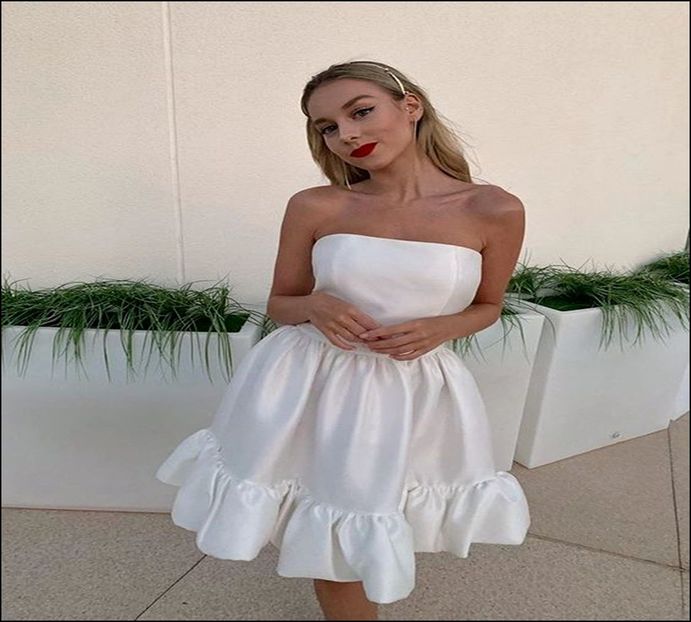 ; (Mă încrunt ușor la auzul vorbelor ce tocmai mi-au fost adresate și mă întorc spre femeia ce-mi - E01xS01 ends l i f e kills laughter