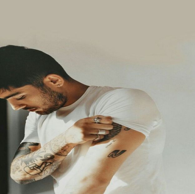 ; (Pășesc în bar, analizând locul din priviri. Unele lucruri chiar nu se schimba niciodată. + - E01xS01 ends l i f e kills laughter