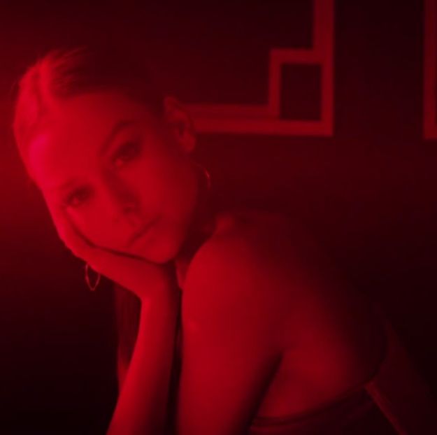 ; (Trag adânc aer în piept și mă încrunt din nou. Nici nu schimbasem mai mult de 2 cuvinte cu + - E01xS01 ends l i f e kills laughter