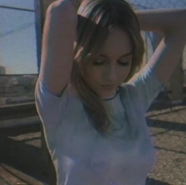 ; (Până tot conținutul acestuia se varsă pe ea. Îmi îndrept spatele și mă îndrept cu pași mici + - E01xS01 ends l i f e kills laughter