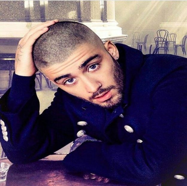 ; (Dau din cap, aprobând spusele lui Klaus, în timp ce analizez prezența feminină în compania + - E01xS01 ends l i f e kills laughter