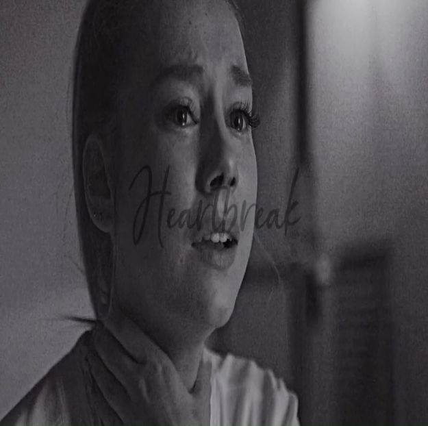 ; (Îmi duc mâinile la gât, simțind cum rămân fără aer. Fața începuse să-mi ardă în încercarea + - E01xS01 ends l i f e kills laughter