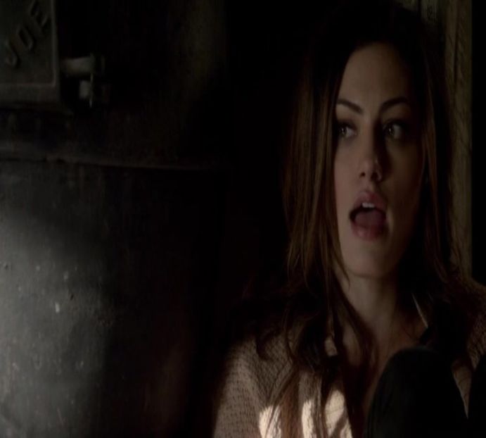 — aceasta o sprânceană în momentul în care gâtul i se flexează pentru ca șatenei să îi - E01xS01 ends l i f e kills laughter